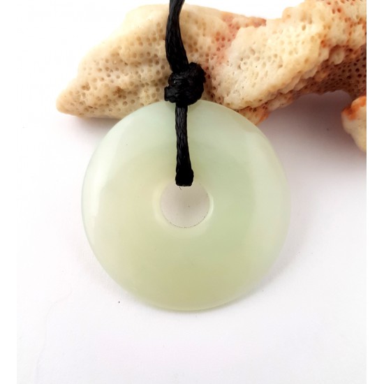 Jade - bezaubernder Edelstein als Donut-Anhänger